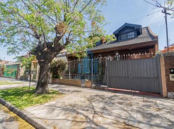 Casa · 195m² · 5 Ambientes · 2 Cocheras · Venta Chalet 5 Ambientes con Cochera en Sarandi