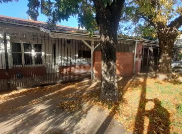 Casa de 3 ambientes, Almirante Brown · Casa Al Frente de 3 Ambientes con Cochera y Jardin