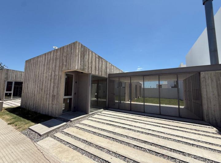 Casa · 180m² · 4 Ambientes · 2 Cocheras