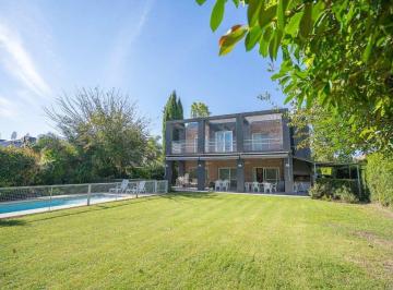 Casa · 228m² · 4 Ambientes · Venta Casa 4 Amb C/ Pileta Barrio Los Sauces Pilar