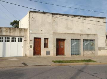 Casa · 360m² · 6 Ambientes · 2 Cocheras · Dos Viviendas/sobre Av/barrio Sarmiento