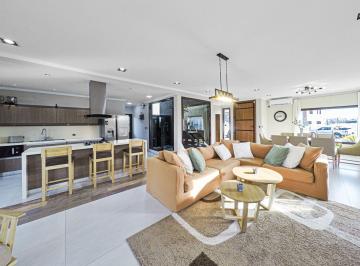 Casa · 187m² · 5 Ambientes · 2 Cocheras · Casa 4 Ambientes en Venta en Cruz del Sur