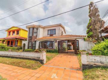 Casa · 219m² · 7 Ambientes · 1 Cochera · Venta de Casa 4 Dorm. con Renta en Atlántida