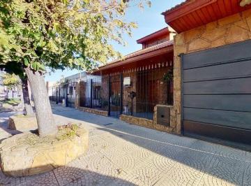 Casa · 216m² · 5 Ambientes · 2 Cocheras · Venta Casa 5 Amb con Parrilla y Cochera, Wilde