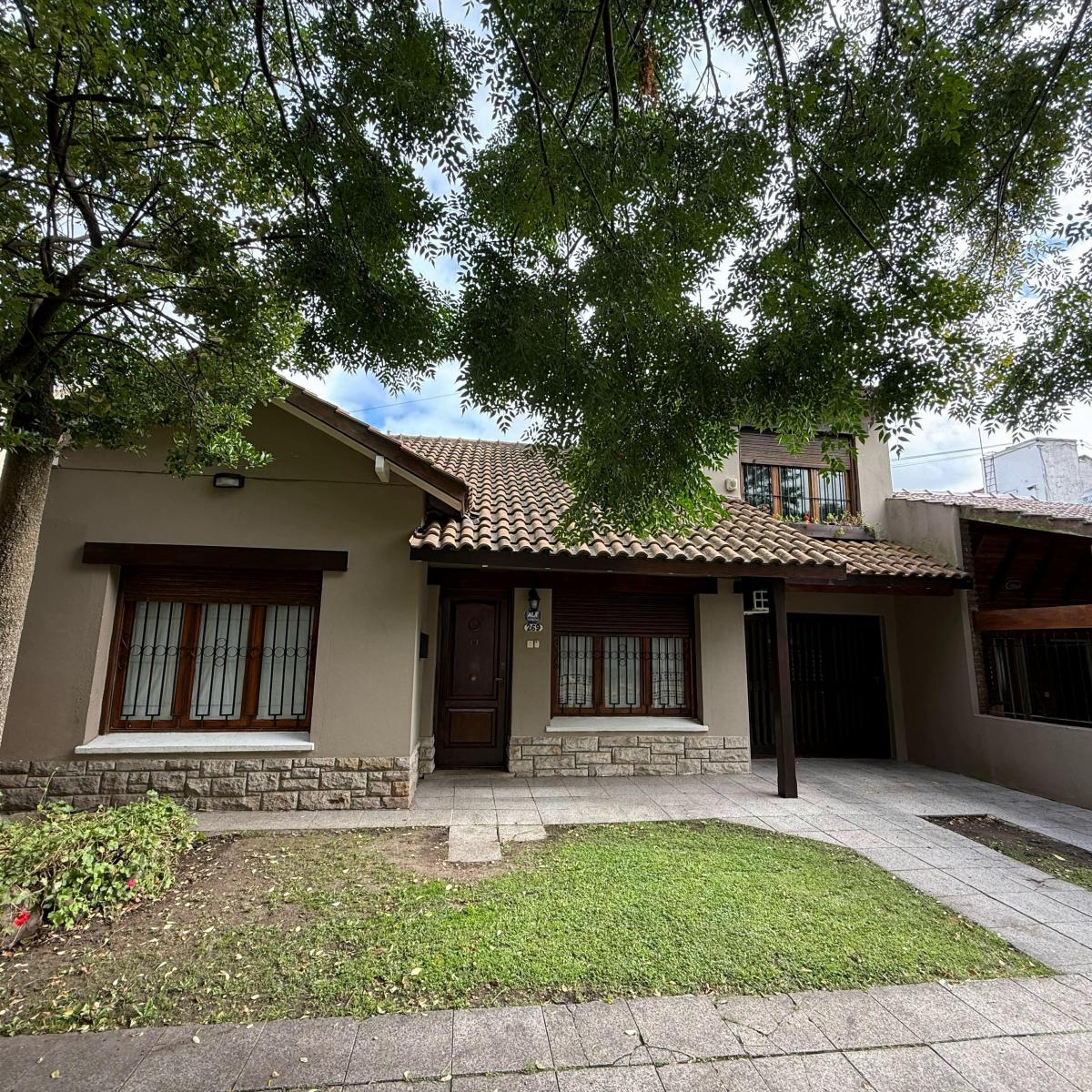 Chalet 5 amb, 223m² con parque, piscina y quincho — Parque Luro