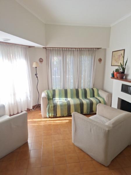 Chalet sobre lote de 10,39 x 32,80 con 5 amb, 4 dorm, 4 baños y garage doble — Parque Luro