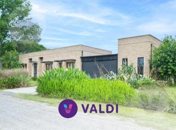 Casa · 319m² · 7 Ambientes · 3 Cocheras · Casa en Venta - Barrio Fincas de San Vicente Chacras