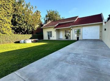 Casa · 169m² · 4 Ambientes · 2 Cocheras · Impecable Chalet a La Venta en Luis Guillon