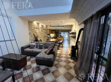 Casa · 277m² · 6 Ambientes · 1 Cochera · Venta de Casa de 6 Ambientes con Cochera y Piscina en Sarandí