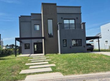 Casa · 220m² · 4 Ambientes · 3 Cocheras · Casa 4 Ambientes en Venta en Lagos de San Eliseo