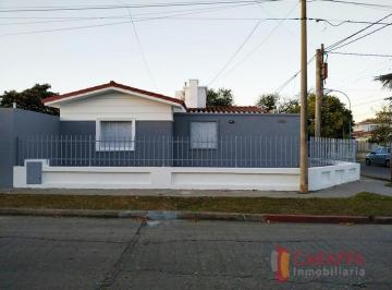 Casa · 140m² · Cerro de Las Rosas, Alquilo Casa de 2 Dor. 2 Baños.