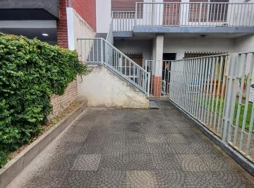 PH · 98m² · 5 Ambientes · 1 Cochera · Hermoso PH en Alquiler con Cochera