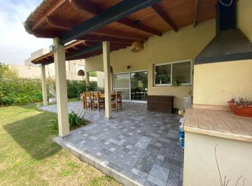 Casa · 245m² · 5 Ambientes · 4 Cocheras · Casa en Venta - 4 Dorm. 4 Baños - 245 m² - Villanueva