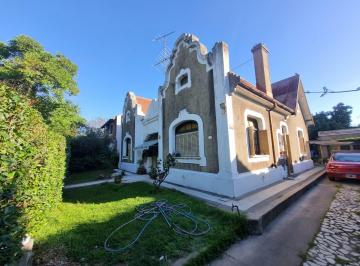 Casa de 5 ambientes, Hurlingham · Casa de 5 Ambientes Sobre Gran Lote con Piscina - Zona Iglesia