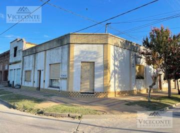 Casa de 10 ambientes, Ranchos · Casa 450 m². Calle Rivadavia. Esq. Ameguino. Ranchos.