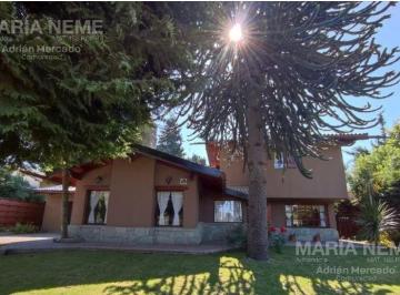Casa · 250m² · 8 Ambientes · 3 Cocheras · Se Vende Hermosa Casa en Jardin Botanico