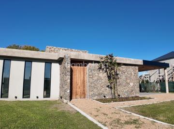 Casa · 250m² · 4 Ambientes · 2 Cocheras · Casa en Venta Haras San Pablo