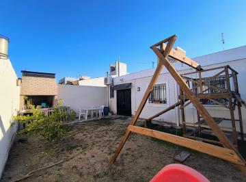 Casa · 110m² · 6 Ambientes · 1 Cochera · Vendo Casa en Barrio Semiprivado, 3 Dorm. con Patio
