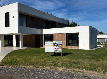 Casa · 173m² · 4 Ambientes · 2 Cocheras · Casa en Alquiler / Venta en El Rebenque, Canning