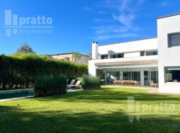 Casa · 300m² · 7 Ambientes · 1 Cochera · Casa en Venta en El Encuentro Sobre Lote Interno.