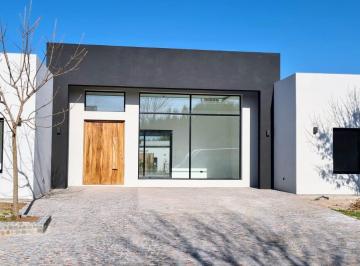 Casa · 225m² · 5 Ambientes · 3 Cocheras · Casa en Venta en Barrio San Matias Area 5