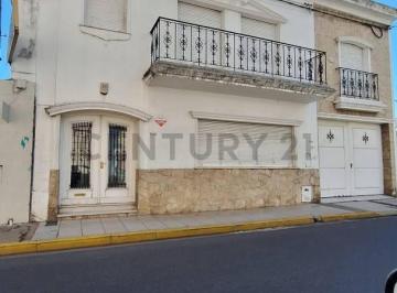 Casa · 215m² · 10 Ambientes · 3 Cocheras · Venta de Casa de 5 Dorm. en Centro de Santa Fe.