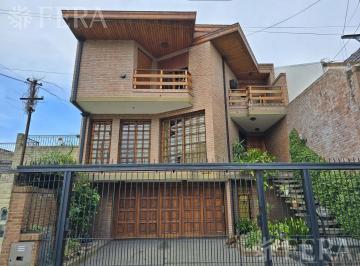 Casa · 228m² · 5 Ambientes · 1 Cochera · Venta Casa 5 Ambientes con Cochera y Jardín en Wilde