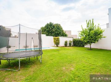 Casa · 200m² · 5 Ambientes · 2 Cocheras · Casa en Venta de 3 Dorm. en Valle Escondido, Los Aromas