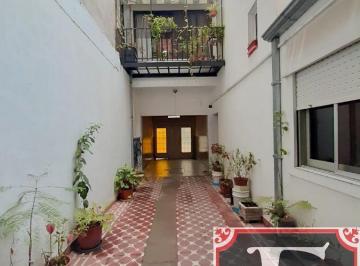 Casa · 300m² · 7 Ambientes · 4 Cocheras · Venta de Propiedad con 4 Departamentos 2 Locales y Cochera Para 3 Autos en Tapiales.