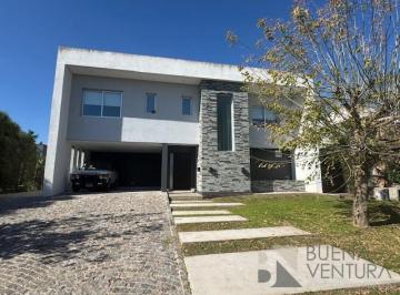 Casa · 349m² · 4 Dormitorios · 2 Cocheras · Apta Credito Casa - Fincas de Iraola II