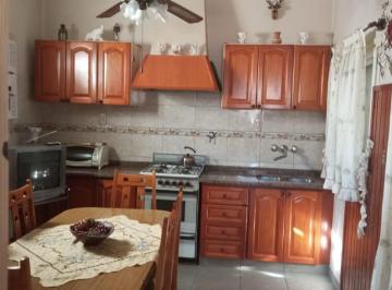 Casa de 6 ambientes, Avellaneda · Gran Casa Para Dos Familias, Entrada Para Varios Autos y Amplio Jardin con Verde