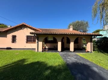 Casa · 300m² · 4 Ambientes · 5 Cocheras · Chalet a La Venta en Rafael Calzada