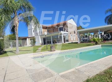 Casa de 5 ambientes, Córdoba · Excelente Ubicacion, 3 Dorm.1en Suite con Vest. Pileta, Cochera Triple, Jardín