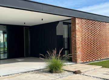 Casa · 160m² · 4 Ambientes · 2 Cocheras · Casa en Venta en Prados del Oeste