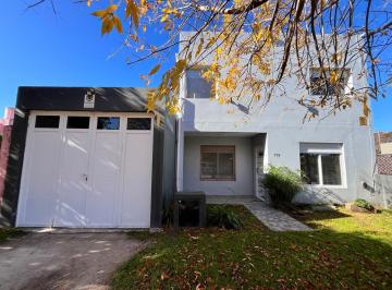 Casa de 3 ambientes, Miramar · Casa en Dos Plantas en Venta en Miramar