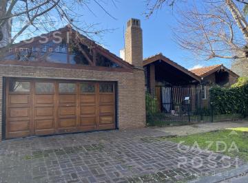 Casa · 177m² · 5 Ambientes · 2 Cocheras · Casa en Venta en Adrogue