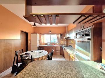 Casa · 160m² · 4 Ambientes · 2 Cocheras · Casa en Venta Rafael Calzada 3 Dorm.