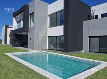 Casa · 245m² · 4 Ambientes · 2 Cocheras · Casa en Venta 5 Ambientes 2 Pisos con Pileta, Parrilla, Cochera y Baño de Invitados