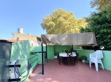 PH de 3 ambientes, Villa General Mitre · PH Al Frente Para Renovar: 2 Ambientes con Patio y Terraza.