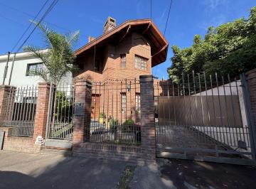 DEH-DEH-577_2 · Casa de Categoría con 3 Dorm., Quincho y Jardín