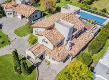 Casa · 550m² · 8 Ambientes · 3 Cocheras · Casa de 8 Ambientes Lote de 2180 Lauquen