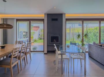 Casa · 163m² · 4 Ambientes · 2 Cocheras · Casas de Categoria en Venta en Ringuelet, La Plata