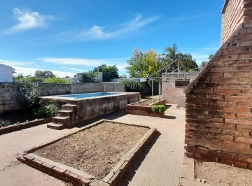 Casa · 142m² · 5 Ambientes · 1 Cochera · Venta Casa Al Frente con Jardin en San Lorenzo