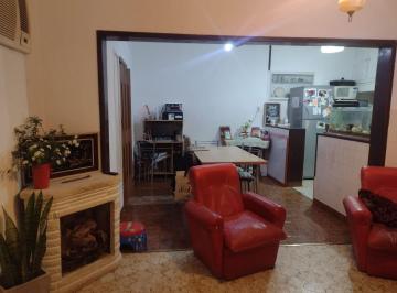 Casa · 164m² · 8 Ambientes · 1 Cochera · Lote 10 X 39. Una Casa y Dos Deptos. Jardín