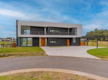 Casa · 267m² · 5 Ambientes · 2 Cocheras · Venta Casa 5 Ambientes con Piscina Rumencó Jóven