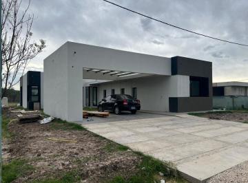 Casa · 130m² · 5 Ambientes · 2 Cocheras · Casa en Venta en Las Carolinas 3 Dorm.