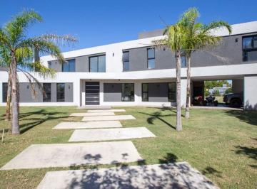 Casa · 271m² · 5 Ambientes · 2 Cocheras · Venta Casa Haras San Pablo. Financia / Permuta