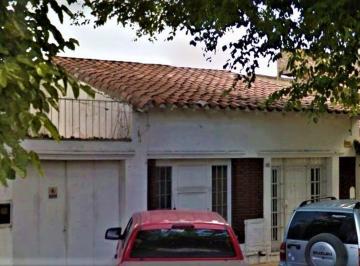 Casa · 200m² · 1 Ambiente · 2 Cocheras · Deposito en Venta Para Demoler o Reformar