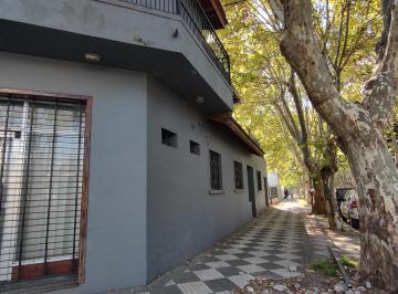Casa de 6 ambientes, Esteban Echeverría · Venta Casa Familiar + Local - Esquina Premium en Monte Grande – 5 Dorm - Cocheras