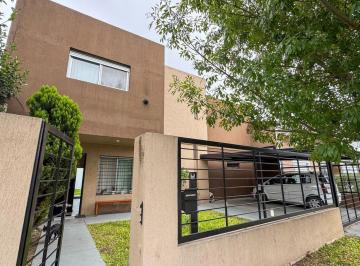 Casa · 201m² · 5 Ambientes · 2 Cocheras · Venta Casa en Zona Norte Calle
